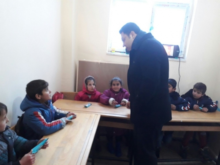 Bahçesaray Kaymakamı Özacan’ın Okul Ziyareti