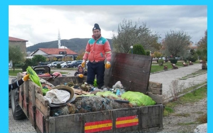 Burhaniye’de Yat Limanı Temizlendi
