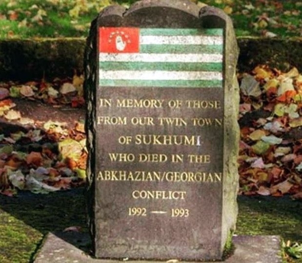 İskoçya Abhazya Anıtını Kaldırdı, Diplomatik Kriz Çıktı