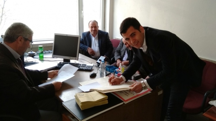 Ak Parti Selendi İlçe Başkanı Kaçar Mazbatasını Aldı