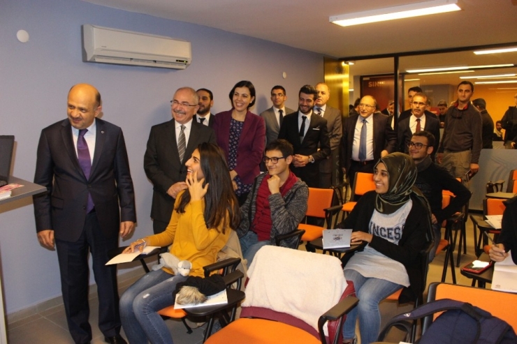 Başbakan Yardımcısı Işık Gençlerle Bir Araya Geldi