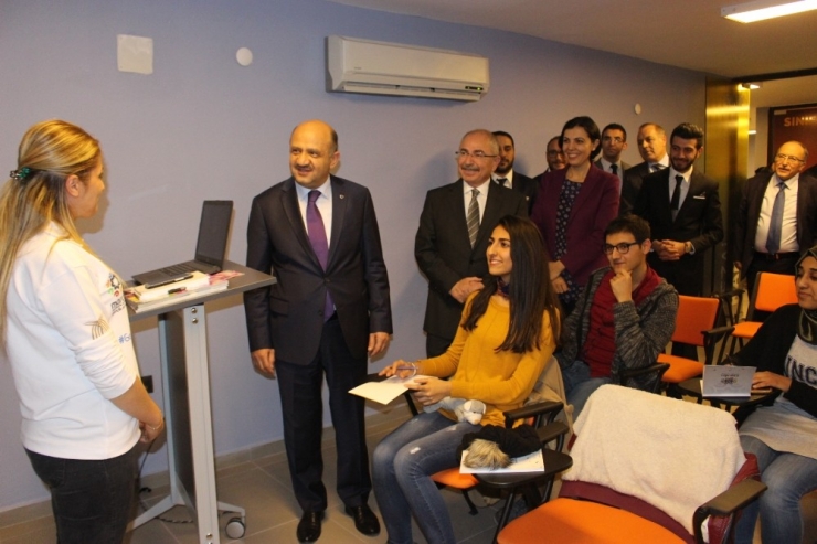 Başbakan Yardımcısı Işık Gençlerle Bir Araya Geldi