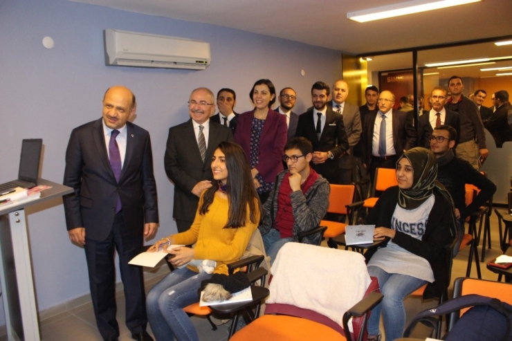 Başbakan Yardımcısı Işık Gençlerle Bir Araya Geldi