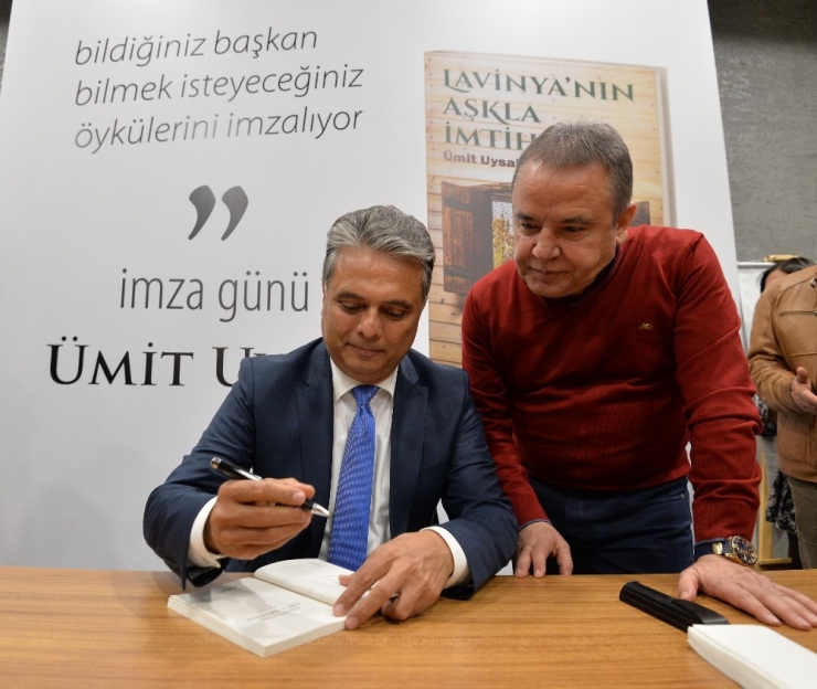 Başkan Uysal, Kitap Fuarında Okurlarıyla Buluştu