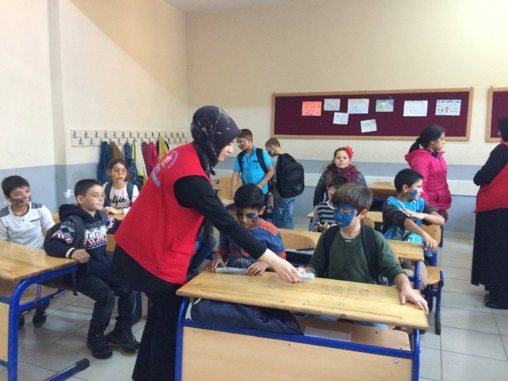 Gençlik Merkezi Öğrencilere Kalem Dağıttı