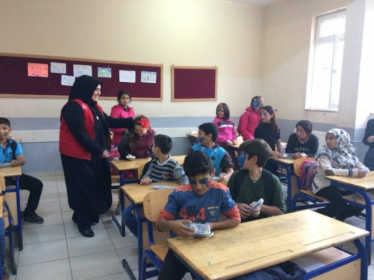 Gençlik Merkezi Öğrencilere Kalem Dağıttı