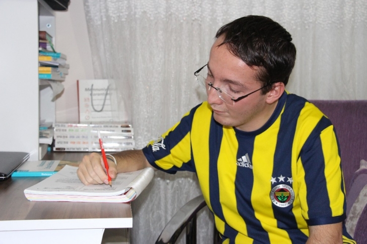 Engelli Oğlunu Üniversiteye Kadar Sırtladı