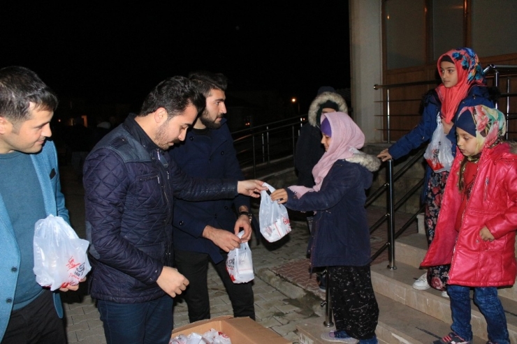 Erzincan Ak Parti Gençlik Kolları’ndan Ahıska Türklerine Kandil Simidi