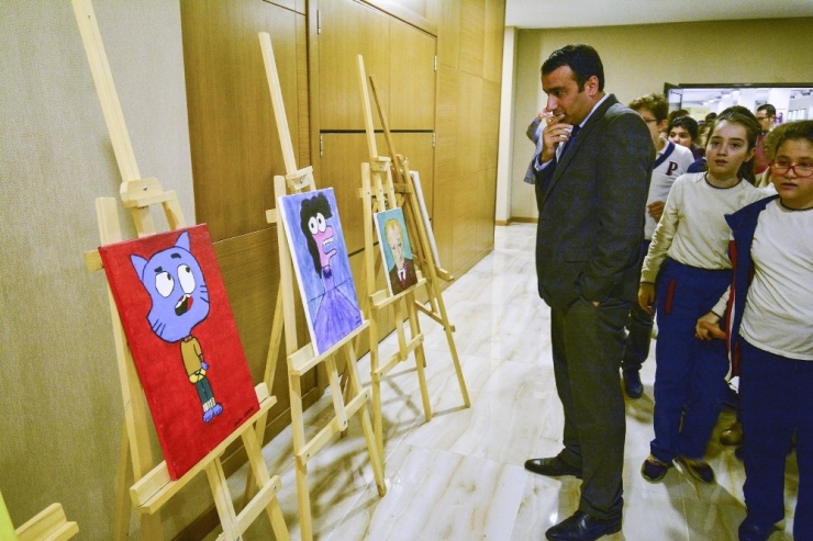 İlk Kişisel Sergisini Kendi Okulunda Açtı