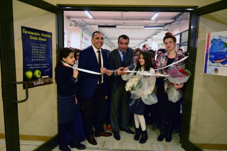 İlk Kişisel Sergisini Kendi Okulunda Açtı