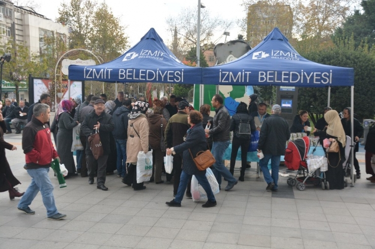 İzmit Belediyesi Kandil Simidi Dağıttı