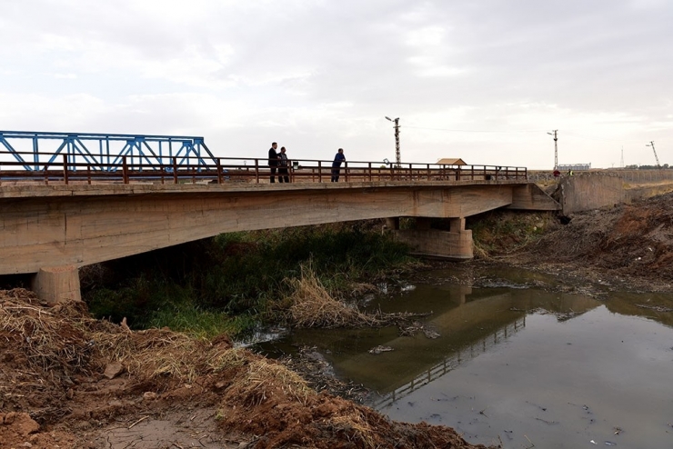 Kötü Koku Yayan Kanalda Temizlik Başladı