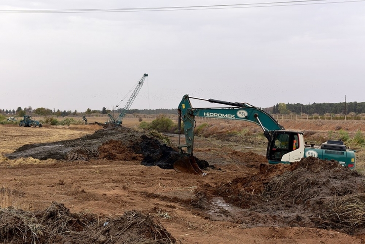 Kötü Koku Yayan Kanalda Temizlik Başladı