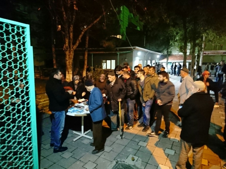 Mevlid Kandili’nde İkramlar Ülkücü Gençlerden