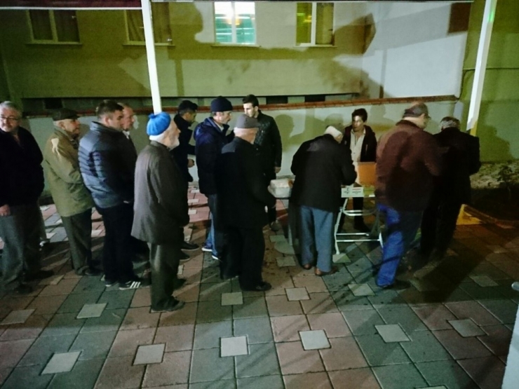 Mevlid Kandili’nde İkramlar Ülkücü Gençlerden