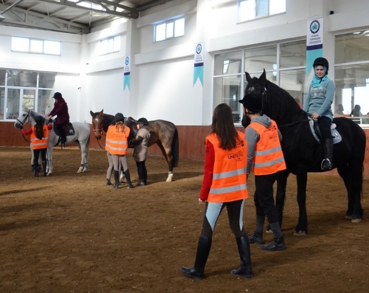 Mülteci Kadınlar Esogü’de Ata Binerek Stres Attılar