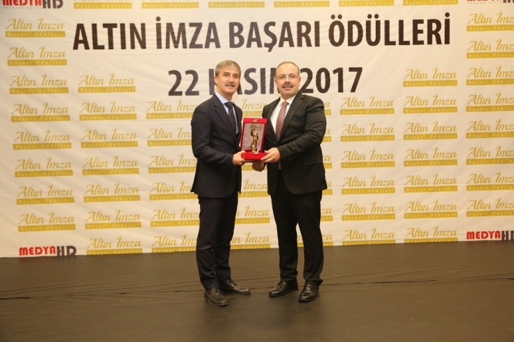 Başkan Şirin’e ‘Altın İmza Başarı Ödülü’