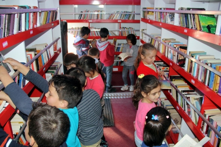 Bu Kütüphane Öğrencilerin Ayağına Gidiyor
