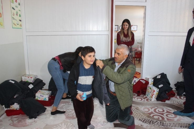 Siverek’te İhtiyaç Sahibi Öğrencilere Mont Ve Ayakkabı Yardımı Yapıldı
