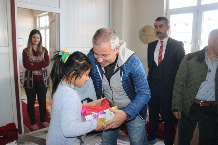 Siverek’te İhtiyaç Sahibi Öğrencilere Mont Ve Ayakkabı Yardımı Yapıldı