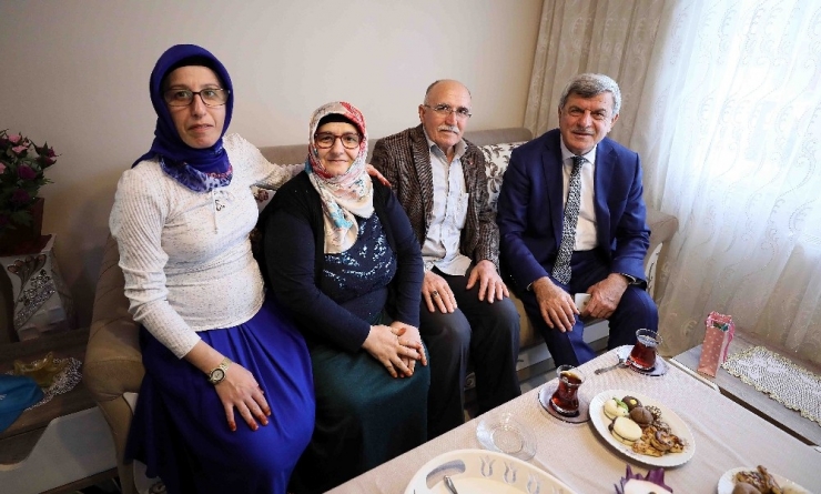 Başkan Karaosmanoğlu Gölcüklü Aileyi Ziyaret Etti