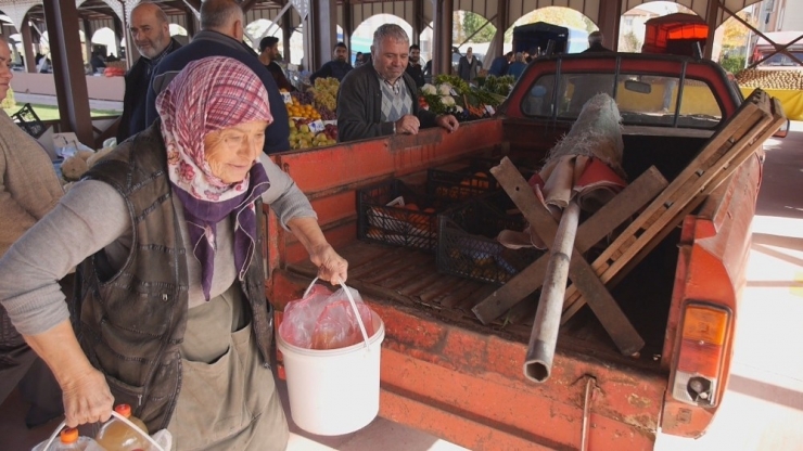 35 Yılık Pazarcı Fatma Teyzeden Başkan Ayaz’a Teşekkür