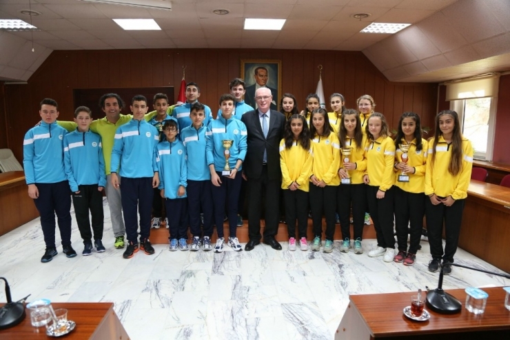 Başkan Kurt, Başarılı Atletlerle Buluştu