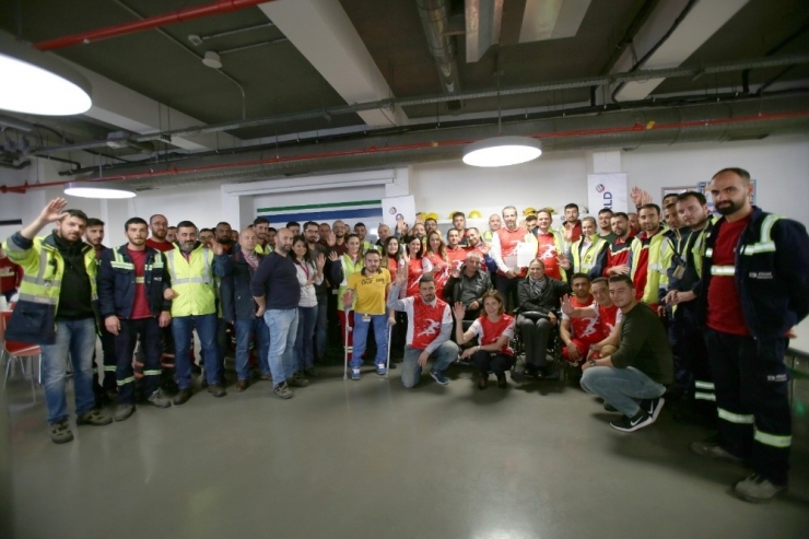 Gönüllü Koşuculardan Felçlilere Akülü Sandalye