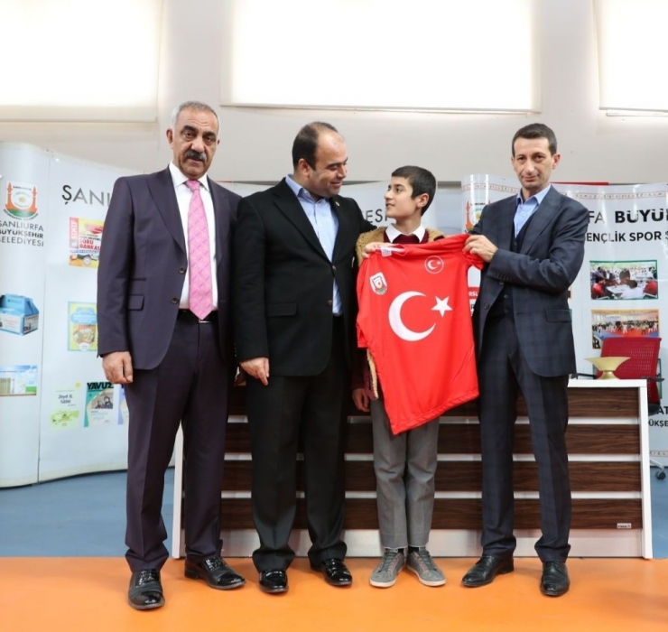 Büyükşehir Belediyesinden 8. Sınıf Öğrencilerine Kitap Desteği