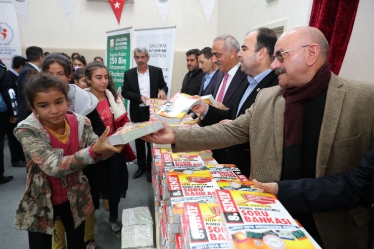 Büyükşehir Belediyesinden 8. Sınıf Öğrencilerine Kitap Desteği
