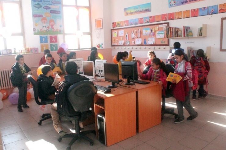 İstanbul’dan Gelen Öğrenciler Niğde’de Kütüphane Kurdu