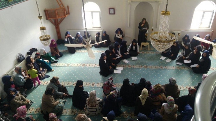 Hakkari Kız Aihl’den Mevlit Programı