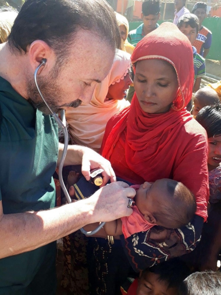 Doktor Belediye Başkanı, Bangladeş’te Arakanlı Çocukları Tedavi Ediyor