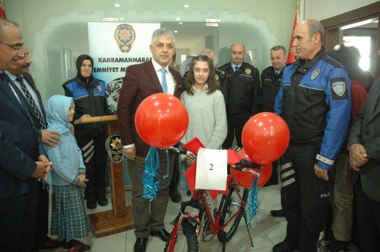 Emniyet’ten Öğrencilere Bisiklet