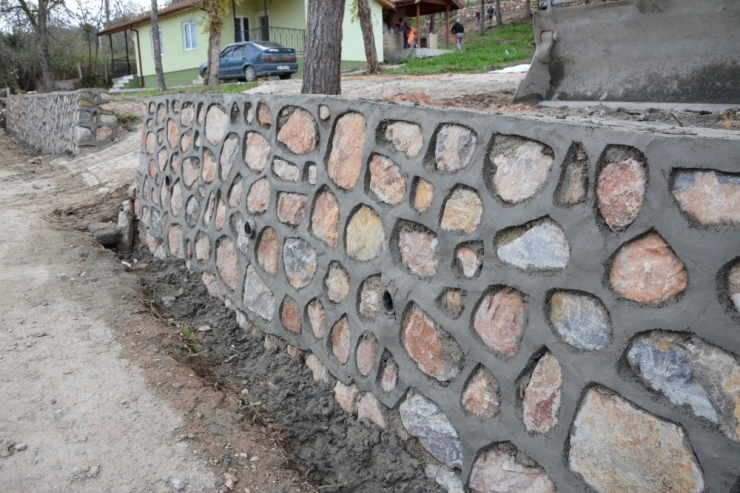 Kartepe Belediyesi’nden Ketenciler’de Taş Duvar Çalışması