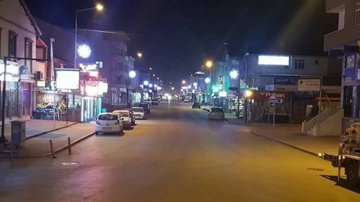 Kartepe Belediyesi’nden Sokaklara Işıklı Direk Üstü Motifleri