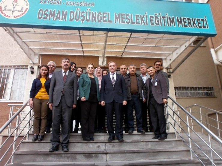 Ağaç İşleri Eğitim Kültür Yardımlaşma Ve Dayanışma Vakfı Başarılı Öğrencilere Yardım Etti