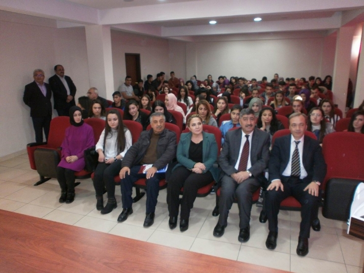 Ağaç İşleri Eğitim Kültür Yardımlaşma Ve Dayanışma Vakfı Başarılı Öğrencilere Yardım Etti