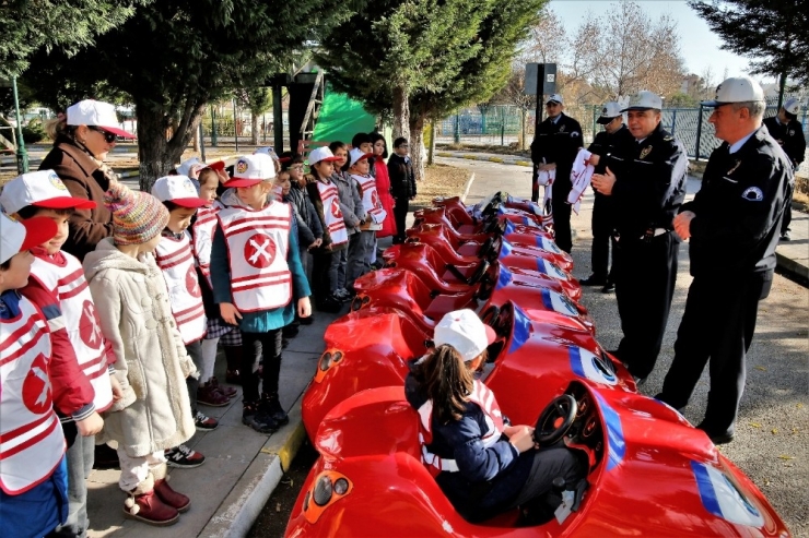 Miniklere Trafik Bilinci Kazandırmak İçin Eğitim Verildi