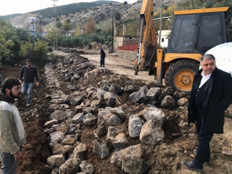 Yol Kenarları Taş Duvarla Örülüyor