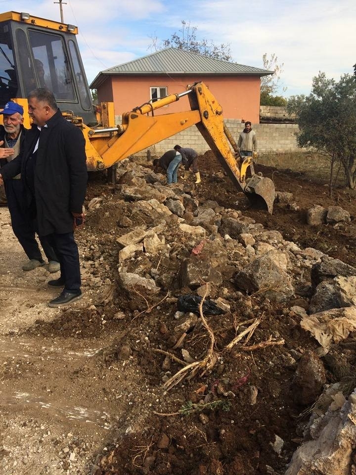 Yol Kenarları Taş Duvarla Örülüyor