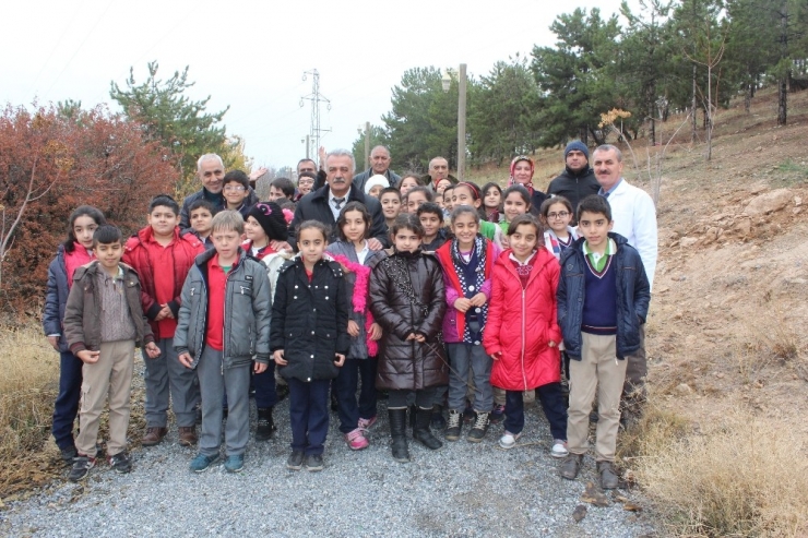 Öğrenciler Ağaç Dikme Eğitimi Verildi