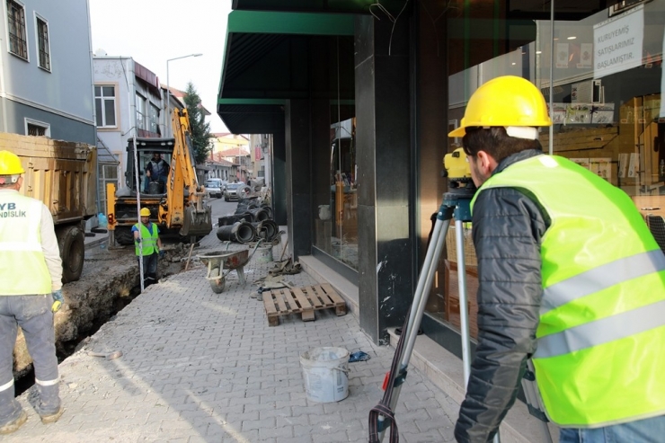 Saski Kadı Sokak’ta Yağmursuyu Hattını Yeniliyor