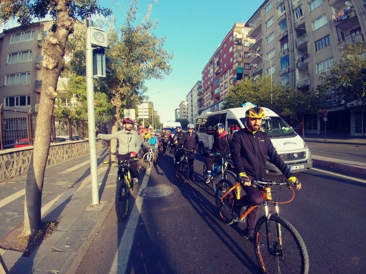 Bisiklet Tutkunlarını Soğuk Havalar Da Engelleyemiyor