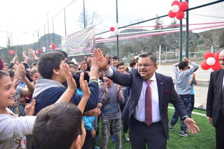 İstasyon Mahallesindeki Çocuklar Yeni Halı Sahalarına Kavuştu