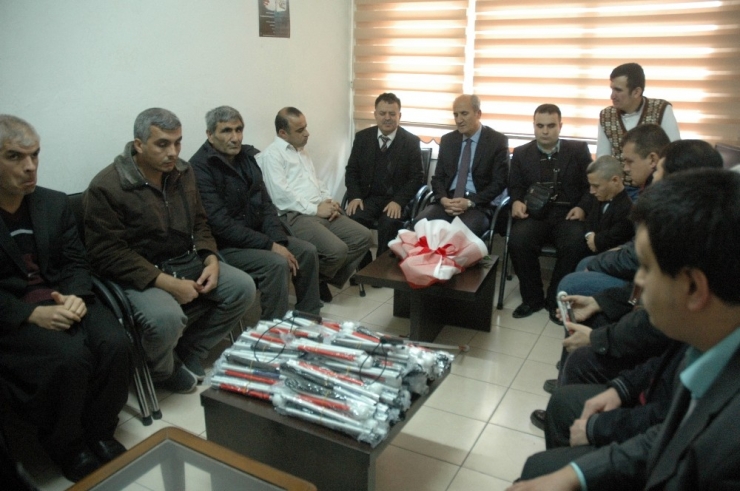 Belediye 50 Engelliye Baston Dağıttı