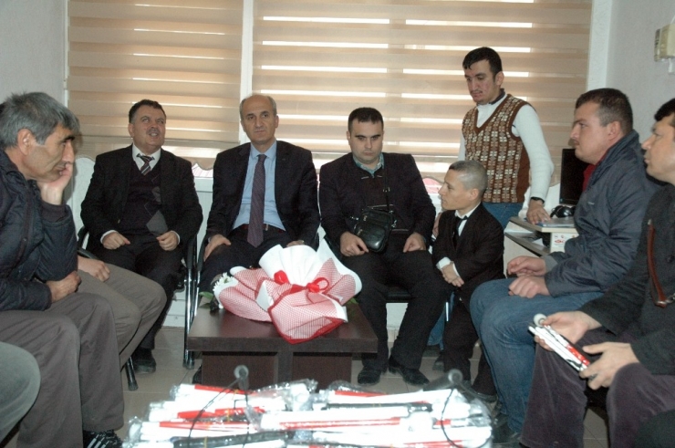 Belediye 50 Engelliye Baston Dağıttı