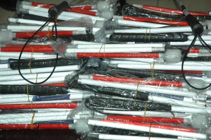 Belediye 50 Engelliye Baston Dağıttı