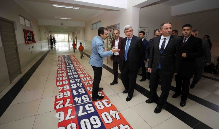 Başkan Karaosmanoğlu’nun Okul Ziyaretleri Sürüyor