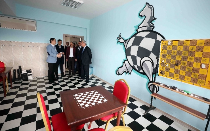 Başkan Karaosmanoğlu’nun Okul Ziyaretleri Sürüyor